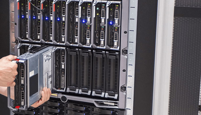 مقایسه سرور بلید و رکمونت